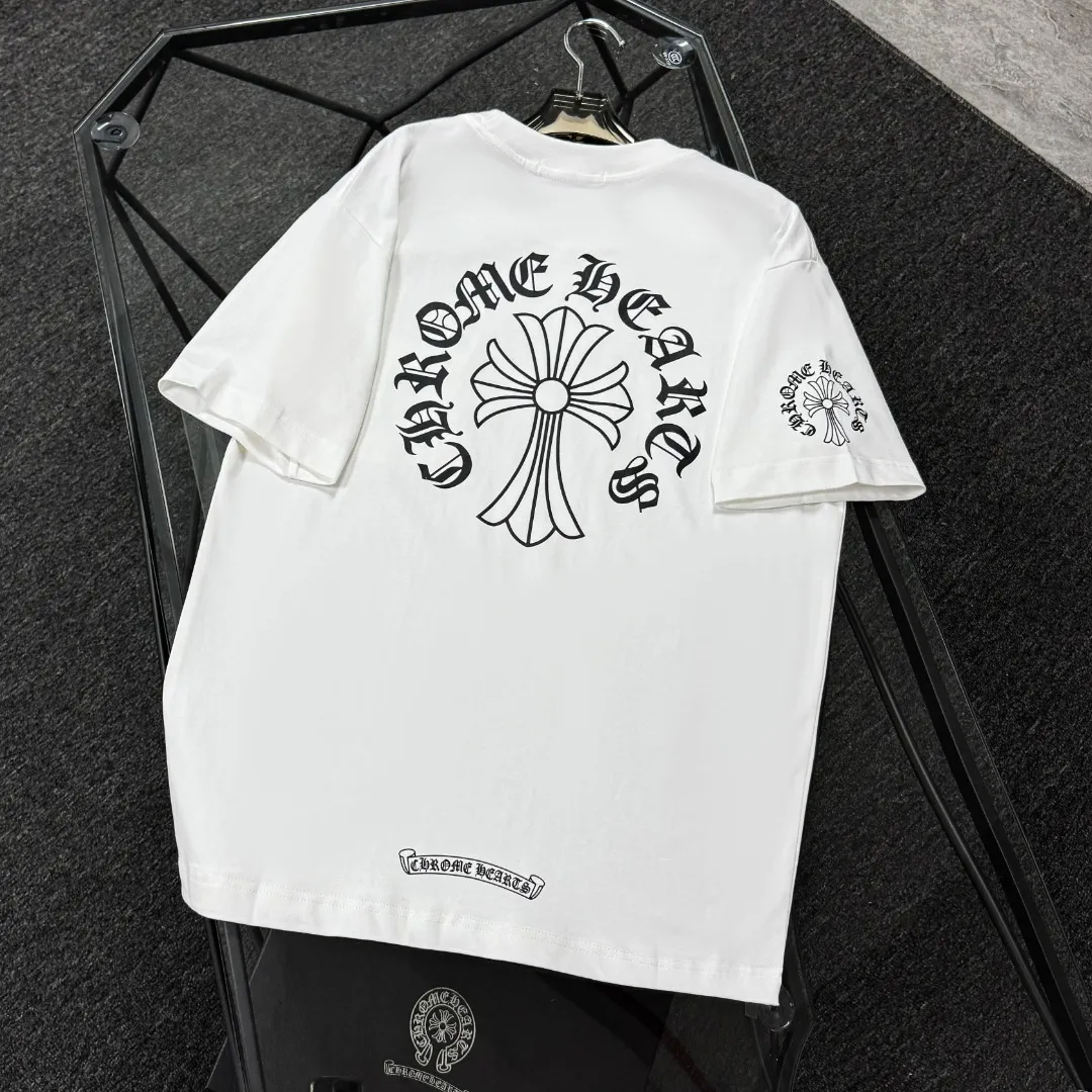 P170 Chrome Hearts 25 high-end versions. The fabric is made of 300 grams of high-density pure cotton. It does not deform or shrink. It has three labels. It is the same style for men and women. Technology: suede foaming + digital printing. Color: white, black. SIZE: S-XL.